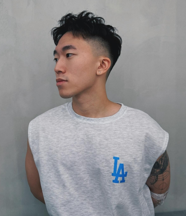 查询配资平台 男生别嫌弃“两边铲”发型，2025就剪这3款，干净利落显帅气