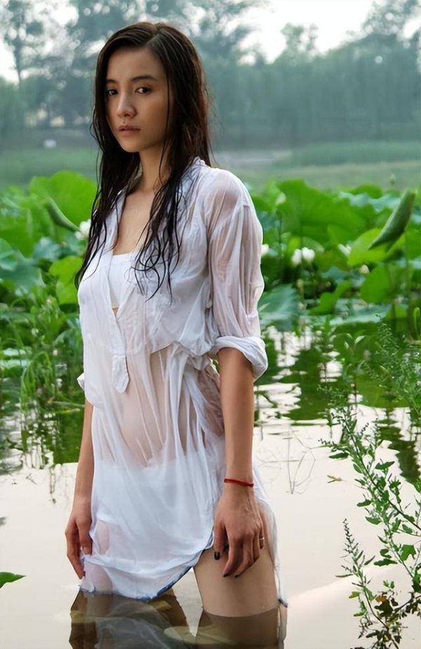 股票配资官网交易中心 影后宋佳沙滩照意外走光！宣传照紧急下架引热议，知情人透露更多内幕