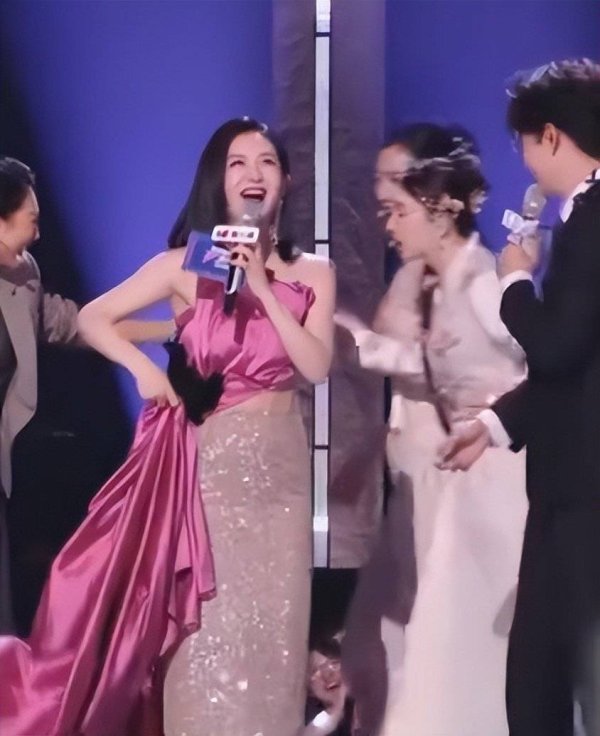低息配资官网 谢娜红毯裙摆被踩，当众一句话救场全网沸腾：这反应能力绝了