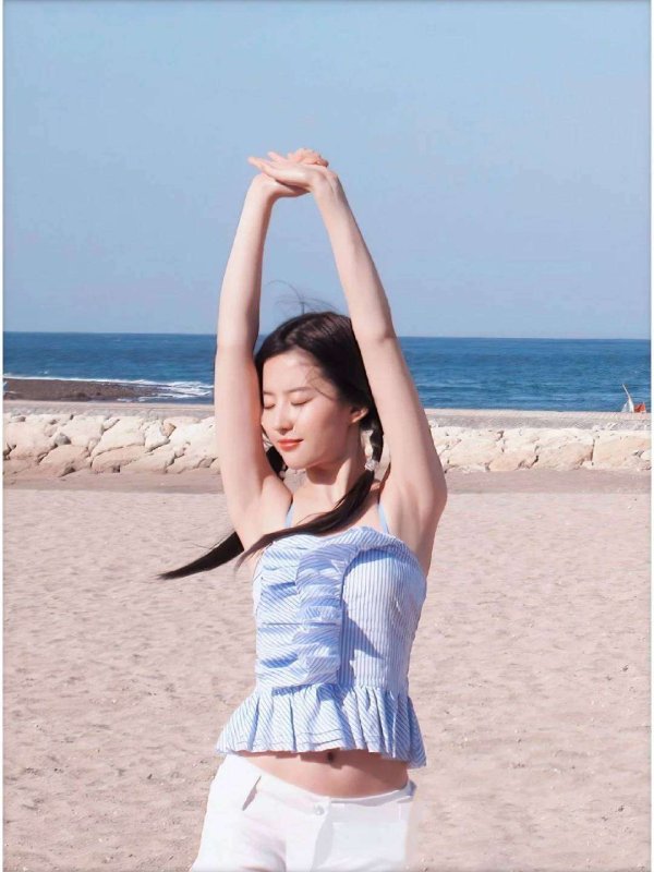 配资投资平台 刘亦菲海滩旧照曝光！真实身材颠覆女神形象？
